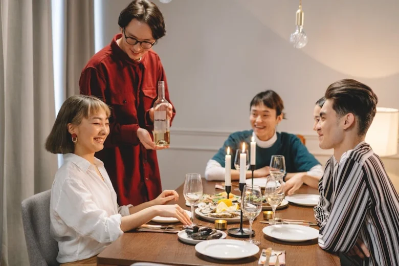 cata de vinos en casa compartiendo con amigos