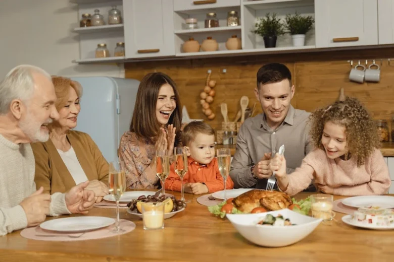 compartir de la comida en familia