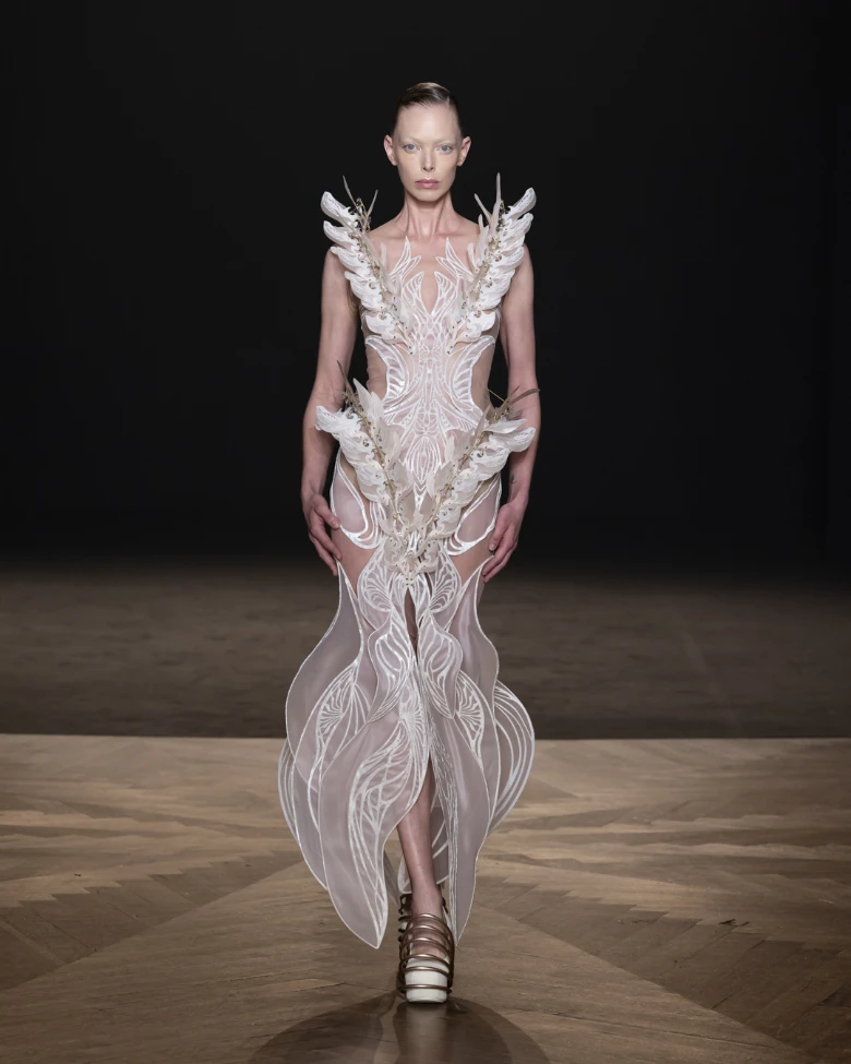 iris van herpen haute couture paris fall winter 2025-2026 look 4