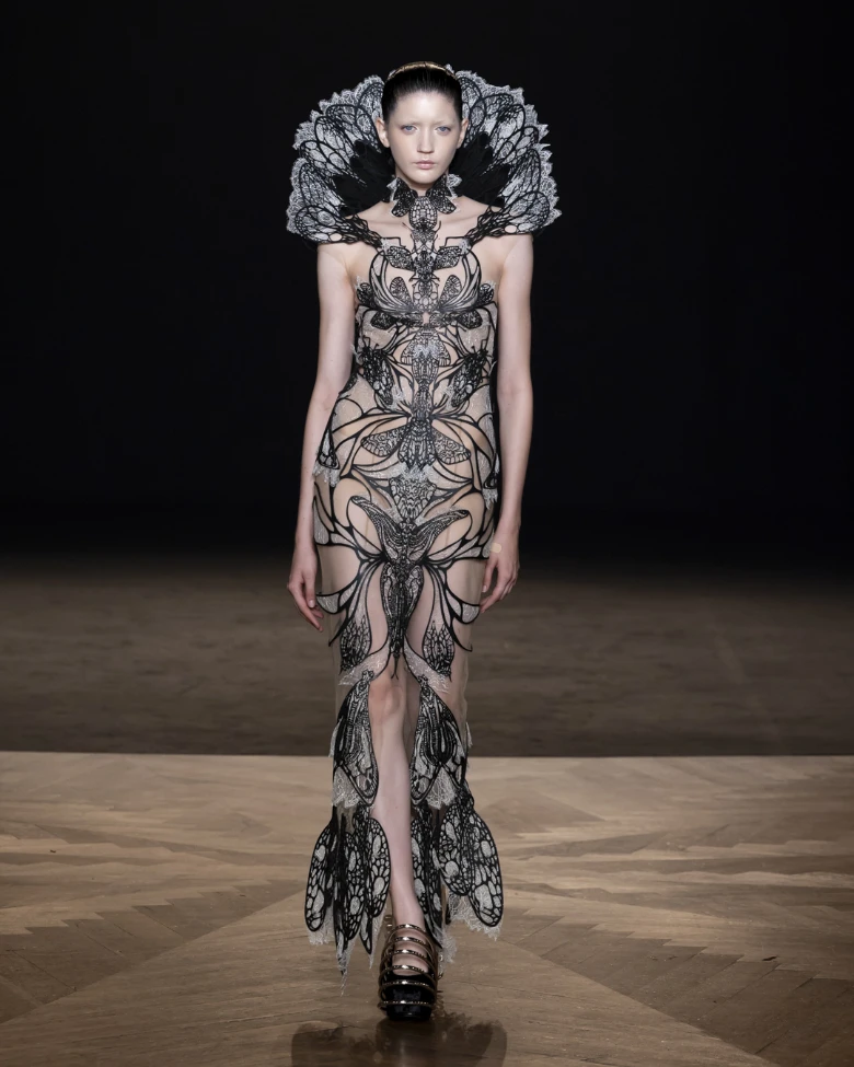 iris van herpen haute couture paris fall winter 2025-2026 look 8