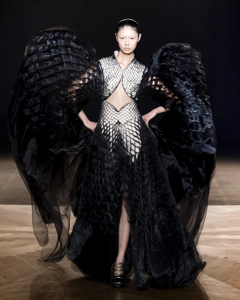 iris van herpen haute couture paris fall winter 2025-2026 look 9