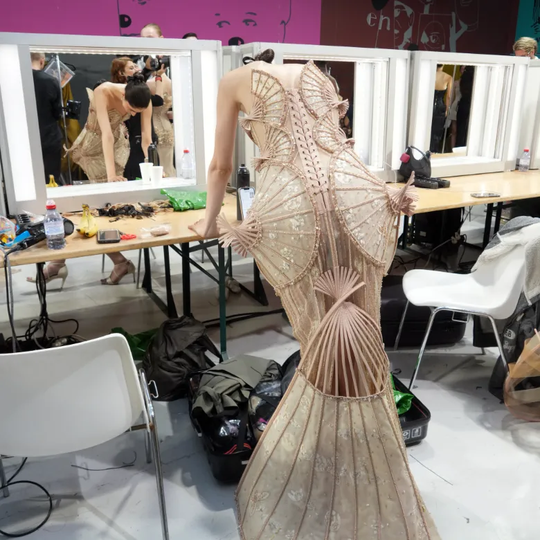 phan huy hc fw 2025 26 backstage 33